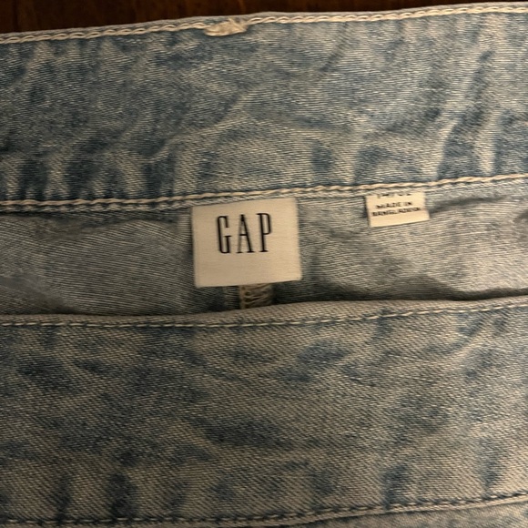 Women’s Gap jean shorts with buttons on the side - Picture 3 of 3